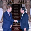 Chủ tịch Ủy ban Nhân dân Thành phố Hồ Chí Minh Phan Văn Mãi (phải) tiếp ông Gustavo Eduado Bordet. (Ảnh: Xuân Khu/TTXVN)
