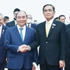 Thủ tướng Thái Lan Prayut Chan-o-cha đón Chủ tịch nước Nguyễn Xuân Phúc tại Sân bay Không quân Hoàng gia Thái Lan. (Ảnh: Thống Nhất/TTXVN) 