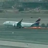 Chiếc máy bay bốc cháy trên đường băng. (Nguồn: Twitter)