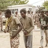 Nhóm phiến quân bị quân đội Cộng hòa Chad bắt giữ đưa về trụ sở quân đội ở thủ đô N’Djamena. (Ảnh: AFP/TTXVN) 