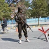 Cảnh sát gác tại hiện trường một vụ đánh bom ở Kabul, Afghanistan. (Ảnh: THX/TTXVN)