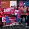 Công nhân Royal Mail đình công bên ngoài văn phòng ở London. (Nguồn: Reuters)