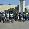Người dân di chuyển ra khỏi các tòa nhà để sơ tán lên các khu vực cao hơn sau khi xảy ra động đất tại Honiara, Quần đảo Solomon ngày 22/11/2022. (Ảnh: AFP/TTXVN) 