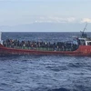 Tàu của Lực lượng Bảo vệ Bờ biển Hellenic giải cứu người di cư ngoài khơi đảo Crete, Hy Lạp, ngày 29/10/2021. (Ảnh: AFP/TTXVN) 