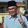 Ông Anwar Ibrahim sau khi bỏ phiếu trong cuộc tổng tuyển cử ở Permatang Pauh, Malaysia. (Ảnh: AFP/TTXVN) 