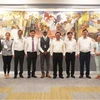 Bộ trưởng Lê Minh Hoan và Tiến sỹ Cao Đức Phát chụp ảnh lưu niệm cùng các cán bộ của Bộ Nông nghiệp và Phát triển Nông thôn và IRRI. (Nguồn: Báo Nông nghiệp)