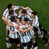 Các cầu thủ Argentina vui mừng sau một bàn thắng. (Ảnh: AFP/TTXVN)