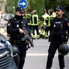 Cánh sát gác bên ngoài Đại sứ quán Ukraine tại Madrid. (Nguồn: Reuters) 