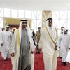 Quốc vương Qatar Sheikh Tamim bin Hamad al-Thani (phải) và Tổng thống UAE Sheikh Mohamed bin Zayed Al-Nahyan (trái) tại cuộc lễ đón ở Doha, Qatar, ngày 5/12/2022. (Ảnh: AFP/TTXVN) 