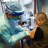 Nhân viên y tế tiêm vaccine ngừa COVID-19 cho người cao tuổi tại Bắc Kinh, Trung Quốc. (Ảnh: THX/TTXVN) 