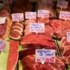 Thịt được bày bán tại một chợ ở Brussels, Bỉ ngày 4/11/2022. (Ảnh: THX/TTXVN)