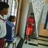 Cử tri bỏ phiếu tại một địa điểm bầu cử ở La Habana, ngày 27/11/2022. (Ảnh: AFP/TTXVN)