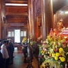 Các trưởng bản tiêu biểu hai nước Việt-Lào thành kính tưởng niệm trước anh linh Chủ tịch Hồ Chí Minh. (Ảnh: Tá Chuyên/TTXVN) 