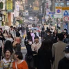 Người dân di chuyển trên đường phố tại Seoul, Hàn Quốc. (Ảnh: AFP/TTXVN)