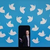 Hình ảnh tỷ phú Elon Musk và biểu tượng mạng xã hội Twitter. (Ảnh: AFP/TTXVN)