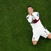 Sự buồn bã của tiền đạo Cristiano Ronaldo khi Bồ Đào Nha để lỡ tấm vé đi tiếp. (Ảnh: AFP/TTXVN) 