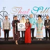 Nhà thiết kế Lê Thị Lan Hương nhận giải "Nhà thiết kế xuất sắc nhất." (Ảnh: TTXVN phát) 