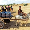 Trẻ em chờ lấy nước ở Hajjah, Yemen. (Ảnh: AFP/TTXVN) 