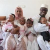 Chín đứa con của bà mẹ Halima Cisse chụp ảnh lưu niệm nhân dịp sinh nhật 1 tuổi. (Ảnh: The Times/TTXVN) 