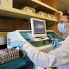 Nhà khoa học nghiên cứu vaccine ngừa COVID-19 tại phòng thí nghiệm của Novavax ở Washington, Mỹ. (Ảnh: AFP/TTXVN) 