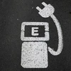 Biển báo sạc pin cho ôtô điện. (Nguồn: Reuters) 