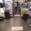 Người dân mua sắm tại siêu thị ở Berlin, Đức. (Ảnh: AFP/TTXVN) 
