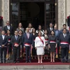 Tổng thống Peru Dina Boluarte (giữa) chụp ảnh chung với các thành viên nội các tại Lima ngày 10/12/2022. (Ảnh: AFP/TTXVN) 
