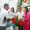 Đại sứ Mai Phước Dũng (thứ 2 phải sang, hàng trên) cùng đại diện Ban Liên lạc trao quà tặng cho công nhân, lao động nước ngoài tại Singapore. (Ảnh: Lê Dương/TTXVN) 