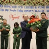 Đại tá Nguyễn Tuấn Minh, Tùy viên quốc phòng Việt Nam tại Đức, chúc mừng Hội Đồng đội cựu chiến binh Việt Nam tại thành phố Leipzig và vùng phụ cận. (Ảnh: Mạnh Hùng/TTXVN)