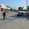 Cảnh sát Pakistan kiểm tra một phương tiện sau khi các đối tượng thuộc lực lượng Tehreek-e-Taliban Pakistan (TTP) bắt giữ các nhân viên an ninh tại đồn cảnh sát ở Bannu ngày 20/12/2022. (Ảnh: AFP/TTXVN)