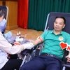 Cán bộ, công chức, viên chức, người lao động và học viên Học viện Chính trị quốc gia Hồ Chí Minh tham gia hiến máu. (Ảnh: Văn Điệp/TTXVN) 