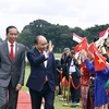 Chủ tịch nước Nguyễn Xuân Phúc và Tổng thống Indonesia Joko Widodo tại lễ đón. (Ảnh: Thống Nhất/TTXVN)