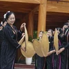 Các thành viên Câu lạc bộ Văn nghệ người cao tuổi phường Na Lay, thị xã Mường Lay trình diễn các điệu múa cổ. (Ảnh: Xuân Tư/TTXVN) 