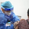 Nhân viên y tế tiêm vaccine phòng COVID-19 cho người dân tại Bắc Kinh, Trung Quốc. (Ảnh: THX/TTXVN) 