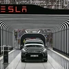Một mẫu xe của hãng Tesla tại nhà máy ở Gruenheide, Đức. (Ảnh: AFP/TTXVN)