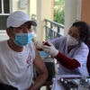 Nhân viên y tế tiêm vaccine phòng dịch COVID-19 cho người dân tại Thanh Hóa. (Ảnh: Nguyễn Nam/TTXVN) 