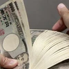 Kiểm đồng 10.000 yen tại ngân hàng ở Tokyo, Nhật Bản. (Ảnh: AFP/TTXVN)