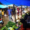 Người dân mua sắm tại một chợ ở Aceh, Indonesia. (Ảnh: AFP/TTXVN) 