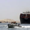 Một tàu chở hàng đi qua tuyến đường thủy của kênh đào Suez. (Nguồn: AFP/Getty Images)