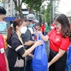 Chủ tịch Liên đoàn Lao động quận 5 Thành phố Hồ Chí Minh Lê Thị Bích Hạnh tặng quà Tết cho công nhân có hoàn cảnh khó khăn vào ngày 8/1/2023. (Ảnh: Thanh Vũ/TTXVN)