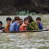 Người dân sơ tán khỏi vùng ngập lụt tại tỉnh Balochistan, Pakistan ngày 26/8/2022. (Ảnh: AFP/TTXVN)