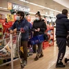 Khách hàng chọn mua đồ trong siêu thị ở Walthamstow, phía Đông London của Anh. (Ảnh: AFP/TTXVN) 