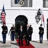 Tổng thống Mỹ Joe Biden (phải) và Thủ tướng Nhật Bản Fumio Kishida (trái) tại lễ đón ở Washington, DC, ngày 13/1/2023. (Ảnh: AFP/TTXVN)