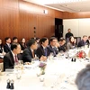 Phó Thủ tướng Trần Hồng Hà (thứ 4 từ trái sang) đối thoại với các tập đoàn, quỹ đầu tư. (Ảnh: Tố Uyên/TTXVN)