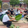 Quân và dân đảo Trường Sa cùng gói bánh chưng đón Tết Quý Mão 2023. (Ảnh: Nguyễn Cúc/TTXVN)