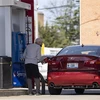 Bơm xăng cho phương tiện tại một trạm xăng ở Arlington, bang Virginia, Mỹ ngày 8/3/2022. (Ảnh: THX/TTXVN)