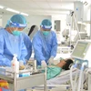 Diễn tập tình huống điều trị hồi sức cho các ca bệnh COVID-19 nặng tại Bệnh viện Dã chiến số 13 tại Thành phố Hồ Chí Minh. (Ảnh: Đinh Hằng/TTXVN) 