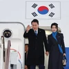 Tổng thống Hàn Quốc Yoon Suk-yeol và Đệ nhất phu nhân Kim Keon-hee tại sân bay ở Seongnam, Gyeonggi, ngày 21/1/2023, trở về sau chuyến thăm UAE và Thụy Sĩ. (Ảnh: YONHAP/TTXVN) 