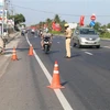 Kiểm tra phương tiện xe môtô lưu thông trên Quốc lộ 1 thuộc huyện Châu Thành, Tiền Giang. (Ảnh: Minh Trí/TTXVN)