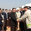 Thủ tướng Phạm Minh Chính động viên công nhân Dự án đầu tư xây dựng đường cao tốc Tuyên Quang-Phú Thọ đoạn qua tỉnh Phú Thọ. (Ảnh: Dương Giang/TTXVN)